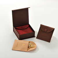Estuche Magnético para Joyas, Diseño Retro en Dos Tonos Marrón y Rojo, Bolsa de Microfibra con Cierre a Presión, Empaque de Lujo para Anillos y Aretes, Logotipo Personalizado