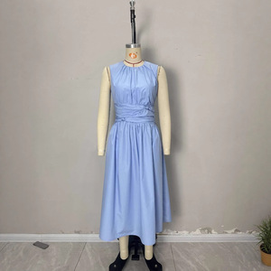 Elegante Abito da Donna Blu Fresco con Pieghe, Tasche e Ampia Gonna a Ruota - Product Image 3
