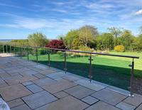 YL METAL Balustrade noire haut de gamme en acier inoxydable 316 avec poteau central pour garde-corps en verre