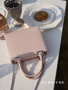 Sac à main structuré carré en cuir lisse avec poignée supérieure géométrique pour femme, collection Printemps/Été 2026, style chic urbain, sacoche à chaîne, personnalisation de logo en usine - Product Image 5