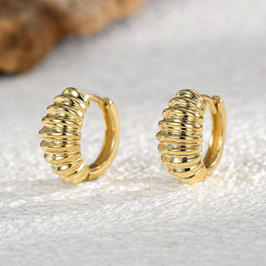 Boucles d'oreilles créoles unisexes tendance et élégantes en laiton plaqué or et rhodium, motif géométrique avec perles - Cadeau - Product Image 5