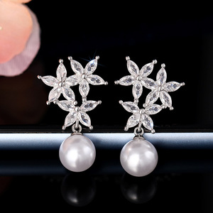 Orecchini pendenti floreali con perle finte da donna, gioielli alla moda per feste - Product Image 1