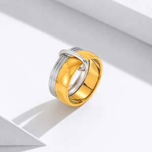 Bague à nœud bicolore en acier inoxydable plaqué or 14K sous vide, large bande entrelacée avec détail nervuré argenté - Product Image 1