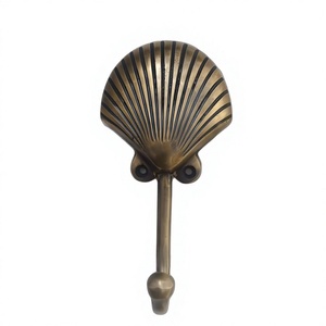 Patère murale vintage en laiton antique, faite à la main, avec designs personnalisables, pour serviettes et vêtements de salle de bain, à vendre - Product Image 1