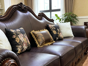 Sofá Chesterfield Tradicional de Cuero Genuino con Patas de Madera y Diseño de Respaldo Camelback para Sala de Estar - Product Image 6