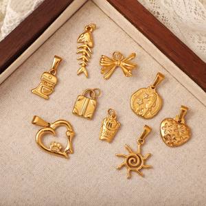 Moments festifs |   Pendentif en acier inoxydable plaqué or 18K PVD |   Breloques DIY en forme de café, frites, soleil et nœud papillon |   Imperméable, Hypoallergénique - Product Image 4