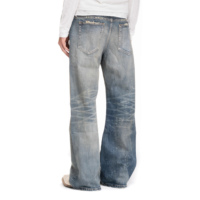 Jean bootcut homme en denim délavé personnalisé, coupe éléphant, braguette boutonnée, effet usé et délavé, style streetwear