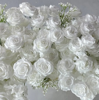 Garland Bunga Buatan Bentuk Lengkung Hati dengan Mawar Putih dan Babys Breath untuk Fotografi Lamaran