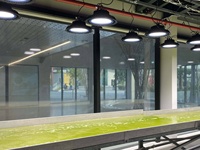 Film LED transparent découpable VORTEX pour présentation murale en verre lors d'événements temporaires