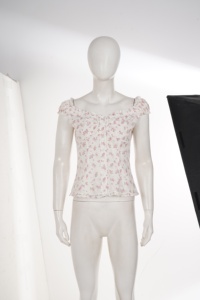 Blusa Y2K Blanca y Rosa con Volantes Florales, Estilo Corsé con Botones al Frente y Hombros Descubiertos, Linda Blusa Estilo Coquette Cottagecore - Product Image 2