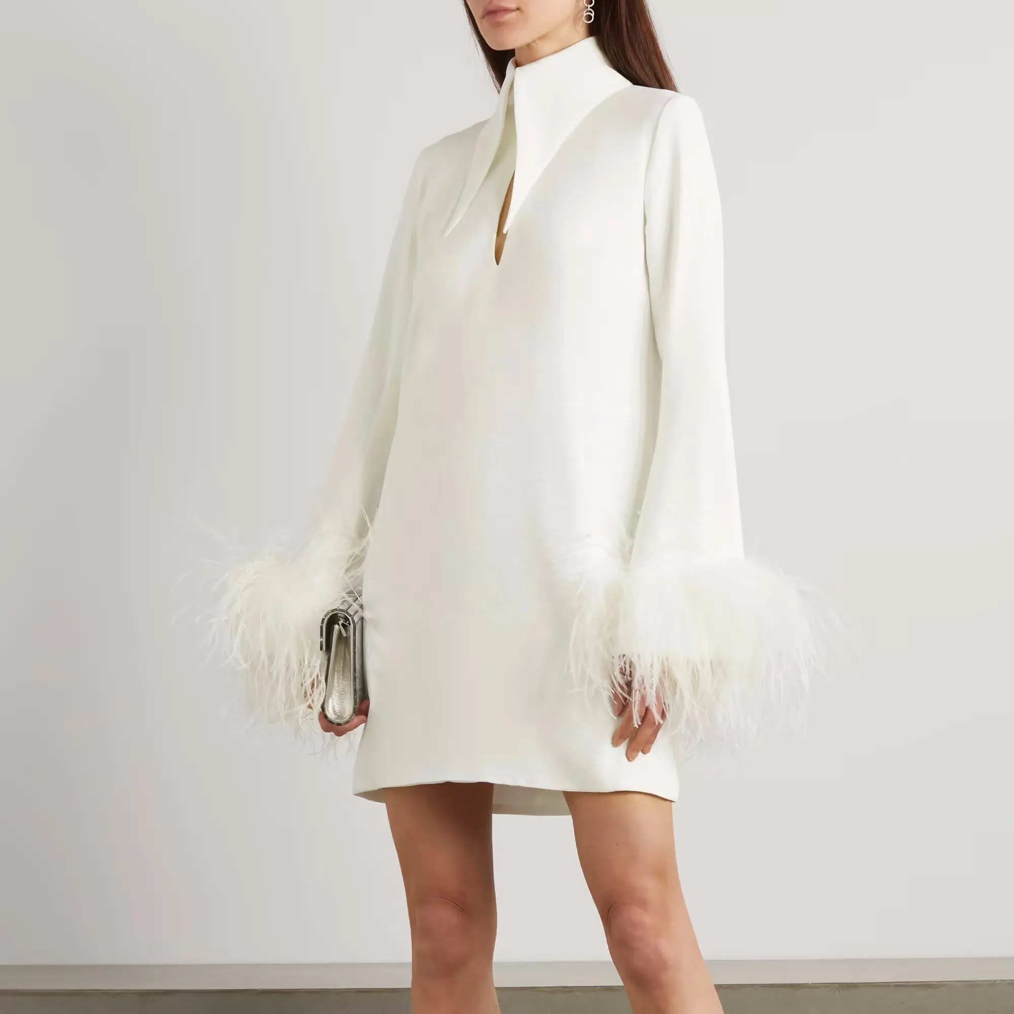 Vestido de luxo feminino, novo design oem etiqueta privada alta baixa seqüência penas aparagem branco coquetel para mulheres