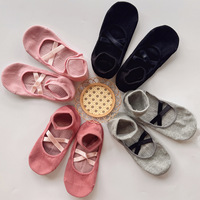 Chaussettes de yoga antidérapantes personnalisées en gros avec logo OEM, avec sangles croisées, chaussettes de Pilates et de barre antidérapantes, chaussettes de yoga en coton pour femmes