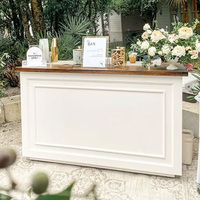 Table de bar carrée en bois peinte en blanc sur mesure pour réceptions de mariage et événements festifs