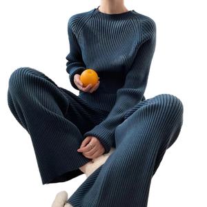 Ensembles tricotés personnalisés OEM pour femmes – Tenues décontractées deux pièces automne-hiver : pull et pantalon, survêtement uni, ensemble de pulls pour femme - Product Image 1