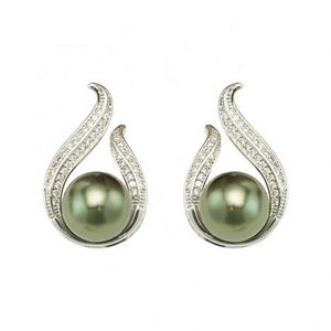 Nouvelles boucles d'oreilles à clous élégantes et luxueuses en cuivre plaqué or 2025, serties de zircon et de perles, design géométrique triangulaire pour femmes - Product Image 6