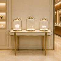 Table de présentation de bijoux sur mesure, trois vitrines en verre, cadre en métal blanc crème et or, éclairage LED pour les bijouteries haut de gamme