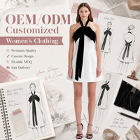Robe Mini Élégante Blanche Coupe A-Line Personnalisée avec Grand Nœud Noir Contrastant, Col Halter Sans Manches pour Femme – Idéale pour Cocktails, Soirées et Bals de Promo