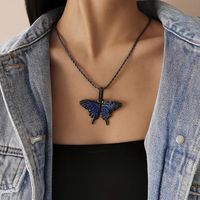 Collier pendentif papillon entièrement serti de zircone cubique pour couple, bijoux hip-hop