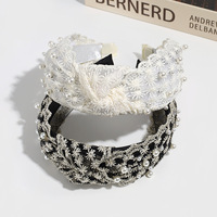 Serre-tête large en plastique beige élégant pour jeunes femmes, orné de dentelle, de perles et de fleurs brodées