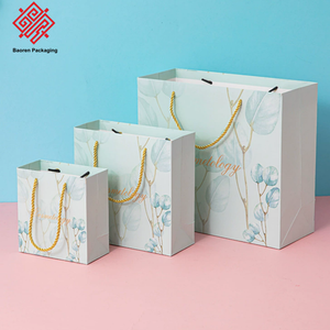 Sac cadeau Baoren High Beauty bleu, petit et élégant, sac en papier de luxe avec logo découpé, poignée torsadée, sac d'emballage pour robe, logo personnalisé - Product Image 1