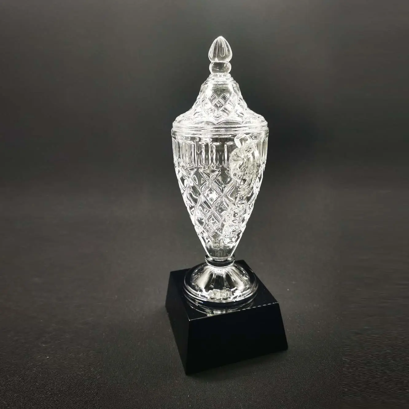 Desain baru disesuaikan oleh produsen Piala mahkota kristal gelas transparansi tinggi