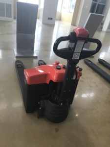 Transpaleta Eléctrica CBD20-180 de 2000 kg, con Dirección Mecánica sin Escobillas AC, Batería de 24V 210Ah, para Almacenes y Pasillos Estrechos - Product Image 2