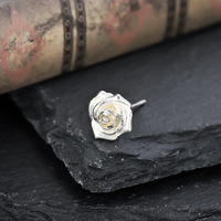 Anting-anting Stud Bunga Mawar-Ornamen Telinga Logam Trendi untuk Pria Wanita Gaya Eropa Amerika Ramah Lingkungan Mode Retro