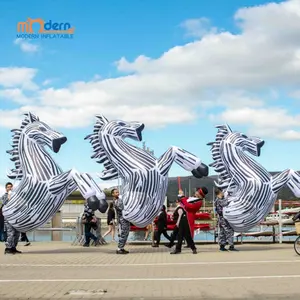 Costume de mascotte gonflable de zèbre, en cheval, de danseuse et de marche, pour festival de noël