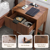 Table de chevet moderne de luxe à lumière naturelle avec double tiroir vertical et fonction de charge pour chambre à coucher et salon