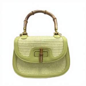 Bolso de mano de paja para mujer con solapa y asa de bambú, bandolera con cierre de cremallera, hecho en Guangzhou - Product Image 3