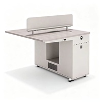 Poste de travail collaboratif mobile pour 2 personnes avec plateau en mélamine chêne clair, écran de confidentialité et base de rangement à roulettes verrouillables