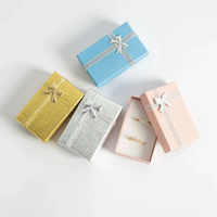 Ensemble de boîte à chapeau carré de haute qualité avec nœud en stock et personnalisable-Boîte-cadeau à trois fleurs carrées avec imprimé floral estampillé