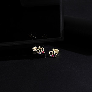 Pendientes de botón de oro de 14k chapados al por mayor con gemas multicolor, diseños surtidos de mariposa, flor, corazón y corona para mujer - Product Image 2