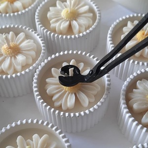 Bougie à la camomille en gypse Daisy, coin lecture au chevet, faveur rituelle, vente en gros, parfum apaisant, décoration avant le sommeil, cadeau pour les amoureux des livres - Product Image 4