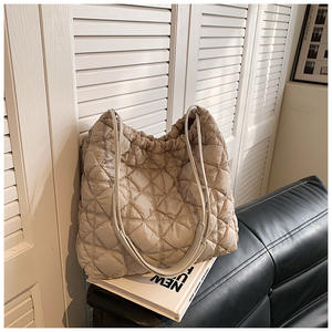 Sac de nuage de couleur unie pour femmes à la mode transfrontalière nouveau sac à ordures en coton laineux Simple dégradé bulle avec doublure en PU - Product Image 5