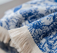 Nappe Jacquard Tissée avec Franges à Pompons, Motif Floral Papillon Bleu et Blanc, Housse de Table en Tissu Robuste pour la Vente en Gros