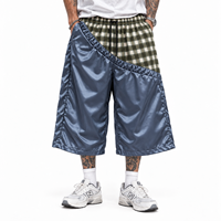 Shorts Capri en Tissu Satiné à Carreaux en Polyester Doux, Coupe Inclinée, Design OEM ODM, Taille Personnalisée, Broderie Logo de Marque, Shorts Baggy 3/4