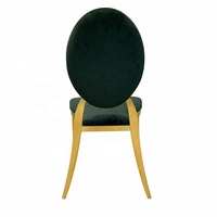 Chaise de banquet empilable en velours vert pour événements et mariages, avec piètement en acier inoxydable doré, idéale pour hôtels et restaurants.