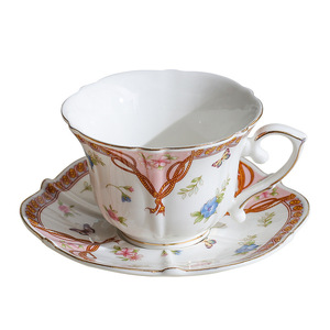 Elegante Set di Tazza e Piattino in Ceramica Stile Vintage di Lusso Bianco-Rosa-Arancione con Decorazioni Dorate Dipinte a Fiori Fiocco Farfalla 200ML - Product Image 5