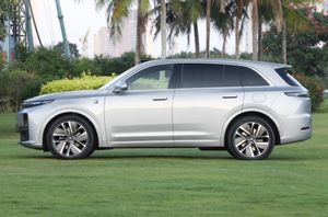Compre Vehículos de Nueva Energía de Alta Calidad, Li Auto L7, SUV de 5 Puertas y 6 Asientos, Autonomía Extendida de 1360 km, Auto Híbrido para Adultos - Product Image 5
