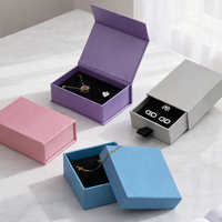 Emballage d'accessoires de montre et de bijoux magnétiques haut de gamme, prêt à l'emploi en usine, avec lamination mate, gaufrage et insert en mousse noire