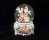 Produttore di Globi di Neve Musicali in Poliresina Personalizzati OEM con Statuetta di Colomba per Regali di Nozze, Rivenditori e Acquirenti di Marchi
