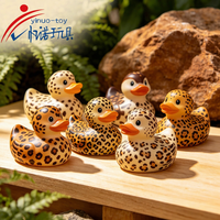 Canard en caoutchouc imprimé personnalisé à motif guépard, jouet flottant en gros, fourniture d'usine pour lots cadeaux et souvenirs tendance en gros