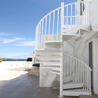 Escalier en spirale en verre contemporain pour villa de luxe, personnalisable avec décoration intérieure moderne en verre