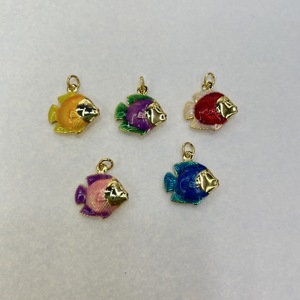Pendentif en émail de <span class=keywords><strong>poisson</strong></span> multicolore personnalisé plaqué or, breloques d'animaux marins pour femmes, accessoires de mode DIY - Product Image 1