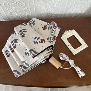 Paraguas Negro de Doble Uso para Mujer con Protección UV, Diseño de Fruta de Espino, Sombrilla Plegable Pequeña y Fresca para Sol y Lluvia - Product Image 6