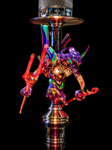 Sculpture artistique chicha cyberpunk en résine et acier inoxydable de 60 cm avec base en verre transparent pour la décoration de salons, hôtels et clubs - Product Image 1