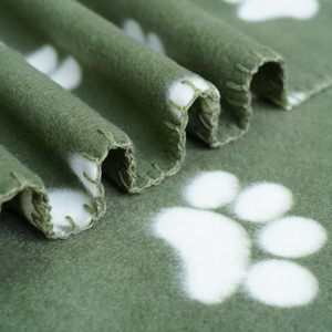 بطانية ناعمة للغاية صديقة للبيئة من البوليستر المحبوك 100٪ قابلة للطي بنمط آثار أقدام الكلاب الكرتونية/اللون الموحد للاستخدام في جميع الفصول للمنزل - Product Image 4