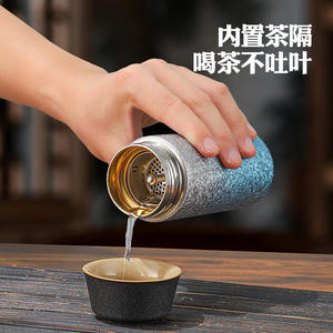 Termo Aislado XK-BH-008 en Degradado de Azul a Morado, Ligero, de Doble Pared, Portátil, para Uso en Exteriores - Product Image 4