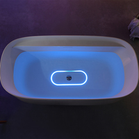 Baignoire autoportante moderne en acrylique à immersion profonde avec surface facile à nettoyer et drain de trop-plein pour hôtels et salles de bain résidentielles